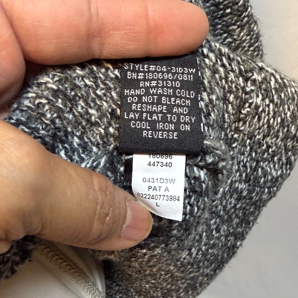 Chic Gray Buttoned Women's Poncho - Picture 8 of 9
